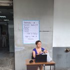 La abogada Carolina Ruiz pegó un cartel en la pared del edificio donde indicaba sus funciones.