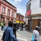 El material cayó sobre un vehículo con dos ocupantes que se movilizaba por las calles Mariscal Sucre entre General Torres y Tarqui, centro histórico de Cuenca.