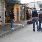 En el sitio se agruparon agentes policiales para indagar el caso.