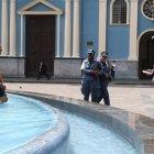 10-03-2023- En la plazoleta de la iglesia San Francisco una persona mareada y el calor intenso le obliga a meterse al agua, los metropolitanos lo sacan del lugar.