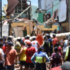 Los pocos enseres son recuperados por los vecinos que ayudan ante el desastre natural.