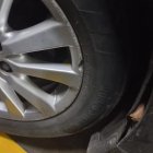 Dejaron la supuesta bomba en una de las llantas.