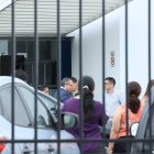 El periodista Lenin Artieda (de terno) salió d e la redacción del canal y junto a sus compañeros esperó las pericias de la policía.