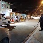 Los criminales llegaron en un carro gris y en una motocicleta. Las víctimas estaban afuera de un inmueble.