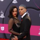 La española y el puertorriqueño anunciaron su compromiso en su primera canción 'Beso'.