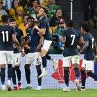 Jeremy Sarmiento (centro) festejando con Félix Torres el gol de Ecuador.