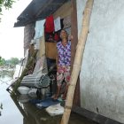 Nellys Ortiz decidió quedarse en su casa. No quiere dejar el sitio y se aferra a poder apuntalar la vivienda cuando las condiciones económicas lo permitan.