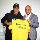 El venezolano Rómulo Otero (i) destaca como volante ofensivo y por su potente disparo.