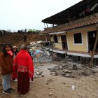 Pobladores observan los daños causados por un deslizamiento de tierra hoy, en Alausí