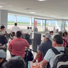 Pasajeros están esperando en el aeropuerto de Manta.