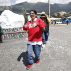 La joven influencer suele hacer sus videos en las afueras de una universidad de Quito.