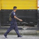 Una puerta enrollable del local quedó afectada.