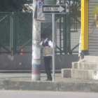 El hombre está junto a un poste, fuera del mercado de Sauces 9.