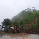 En el sitio se encuentra maquinaria realizando labores de limpieza con el fin de rehabilitar la carretera que une a Guayas con Cañar y Azuay.