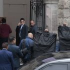 Los guardias de seguridad protegieron al presidente Lasso mientras entraba a la reunión.