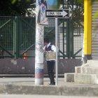 Momento en el que el ciudadano estaba junto al poste, preocupado por su situación.