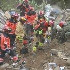 Rescatistas buscan a personas sepultadas tras un alud de tierra, hoy en Alausí (Ecuador).