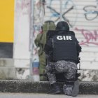 Agentes policiales especializados intervinieron ante la alerta registrada este jueves, en Sauces 9.