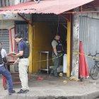 Agentes policiales llegaron al sitio para iniciar las investigaciones del caso.