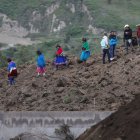 Decenas de mujeres se sumaron a las tareas de búsqueda manual  en la zona cero.