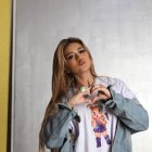 Andreína cuenta con su propia línea de camisetas con frases de sus  canciones.