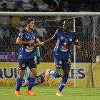 Delfín y Emelec disputan un buen encuentro en el estadio Reales Tamarindos de Portoviejo. El marcador se encuentra 1-1.