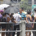 En el sitio se concentraron moradores para intentar ver más de cerca el cuerpo del ciudadano