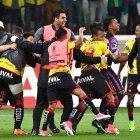 PALMEIRAS PERDIÓ EN PENALES FRENTE A BARCELONA, EN EL ESTADIO ALLIANZ PARQUE EN BRASIL, EN EL MARCO DEL PARTIDO PARA LA CLASIFICACIÓN A LOS CUARTOS DE FINAL DE LA COPA LIBERTADORES DE AMÉRICA.
Futbolistas de Barcelona de Ecuador celebran después de derrotar al Palmeiras de Brasil en una tanda de penaltis en el partido de fútbol 2017 Copa Libertadores celebrado en el estadio Allianz Parque en Sao Paulo, Brasil, el 9 de agosto de 2017. / AFP / NELSON ALMEIDA FBL-LIBERTADORES-PALMEIRAS-Barcelona.


Ecuador's Barcelona footballers celebrate after defeating Brazil's Palmeiras in a penalty shoot out in their 2017 Copa Libertadores football match held at Allianz Parque stadium in Sao Paulo, Brazil on August 9, 2017. / AFP / NELSON ALMEIDA FBL-LIBERTADORES-PALMEIRAS-BARCELONA.