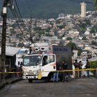 La víctima estaba sobre la calzada y con las manos atadas con un cable de celular, hacia la parte posterior de su cuerpo.