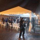 Policías y militares llegaron hasta un inmueble donde velaban los restos de una mujer y encontraron unos 'fierros'.