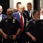 Trump llegó a la sala del juzgado precedido de su equipo de abogados y seguido por dos agentes de policía.