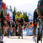 Richard Carapaz (c) llegó frustrado por el incidente en los metros finales.