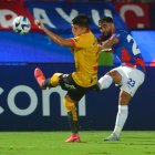 Barcelona (amarillo) pierde 1-0 ante Cerro Porteño, en el inicio del Grupo C de la Copa Libertadores.