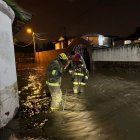 Personal especializado trabajó para la evacuación de las personas afectadas por la inundación en el cantón Rumiñahui, en Pichincha.