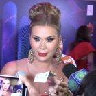 Carolina le mostró dinero al reportero alegando que él cobraba por hacer reportajes.