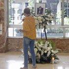 El retrato de la directiva asesinada permanece en el ‘hall’ del hospital, tras la misa.