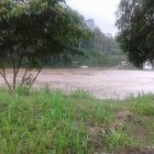Los cuerpos de las jóvenes fueron recuperados del lodo en una finca, cerca al río.