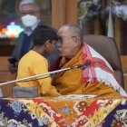 El Dalái Lama se disculpó por un incidente con un niño.