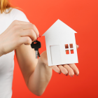 Se recomienda que el pago mensual del préstamo hipotecario no se exceda más del 40% de tu salario.