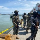 Banda habría actuado en represalia porque pescadores prefirieron la seguridad de otro grupo.