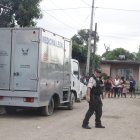 Miembros de Criminalística acudieron a realizar el levantamiento del cuerpo de la niña.