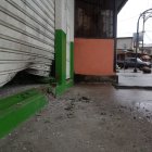 En una farmacia en Pascuales colocaron explosivos que afectaron la puerta enrrollable.