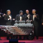 Los artistas argentinos en escena con instrumentos informales.