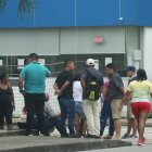 Familiares de los privados de libertad muertos fueron a retirar sus cuerpos a la morgue.