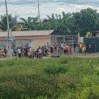 Vecinos alertaron a familiares de la fémina que llegaron a los pocos minutos y con lamentos y llanto complementaron el escenario del crimen.