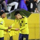 Kendry Páez (d), el capitán de la selección ecuatoriana, ha demostrado su calidad en el Sudamericano.