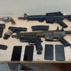 Durante el allanamiento se decomisaron armas de fuego.