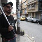 Henry Jaramillo compró el bate en un centro  comercial para proteger su local.