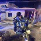 Lanzaron objetos a los uniformados y arrebataron una moto para incendiarla.