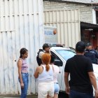 Familiares de la víctima llegaron hasta el lugar donde ocurrió el crimen.